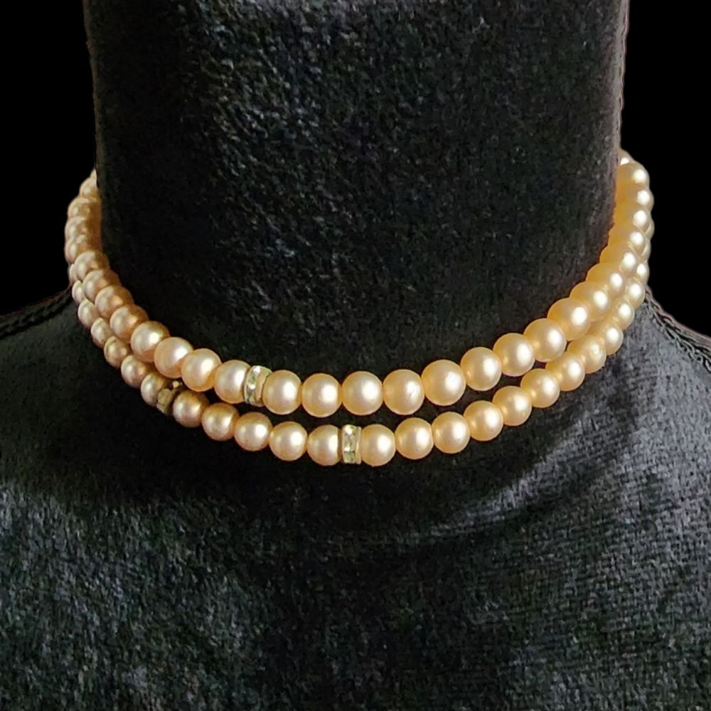 Vintage beautiful Lt. delicate peach faux Pearl choker necklace